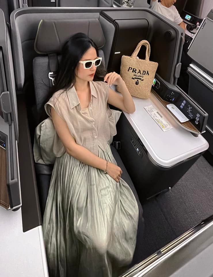 Cô sở hữu số đo lần lượt là 81-54-89cm. Nếu xét từng số đo riêng lẻ, so với các mỹ nhân trong làng hương sắc, những con số này không quá lý tưởng.