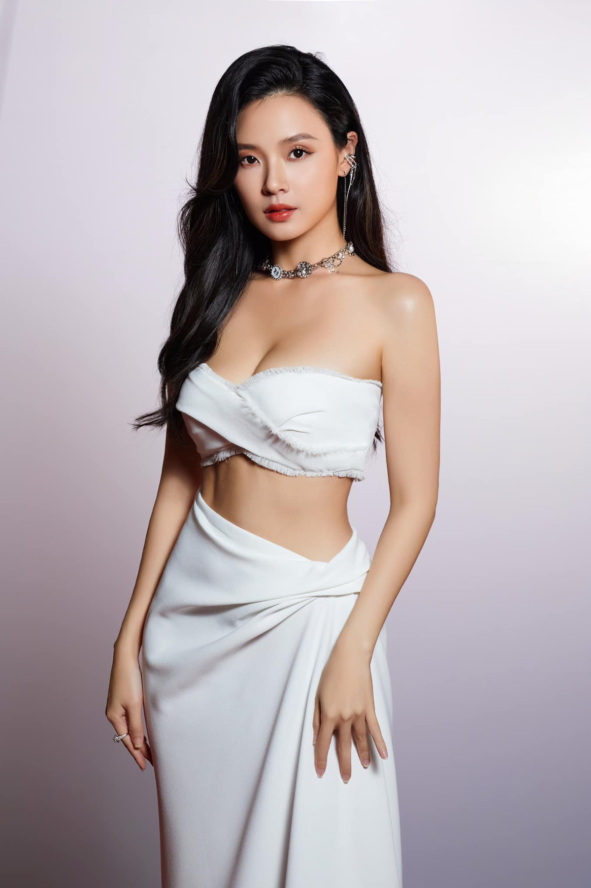 Dù những đường nét không quá giống với gương mặt của nàng hot girl đời đầu nhưng có thể thấy vóc dáng của cô dường như được khắc họa chẳng khác ngoài đời.