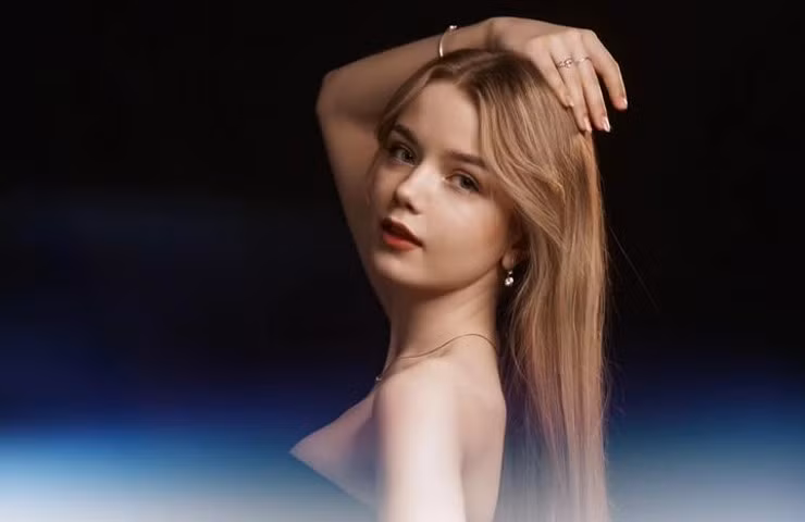 Ở tuổi 19, "bông hồng Belarus" ngày càng xinh đẹp, trưởng thành. Cô vẫn là cái tên được nhiều thương hiệu săn đón.