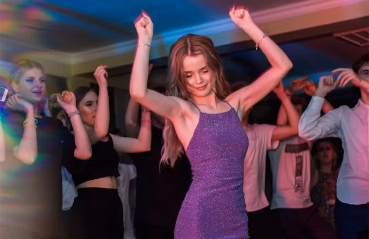 Bên cạnh việc học, Anna còn trau dồi về những kỹ năng trình diễn. Cô nhận được không ít hợp đồng quảng cáo lớn nhỏ khác nhau.