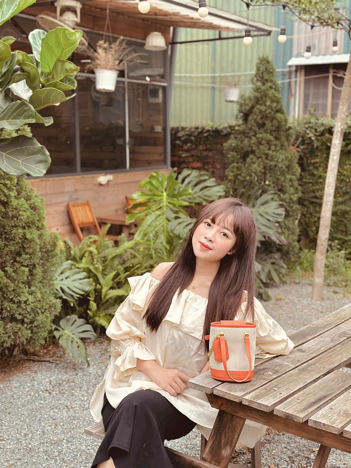 Vợ Phan Văn Đức thu hút mọi ánh nhìn dù diện trang phục đơn giản, tạo dáng không cầu kỳ.