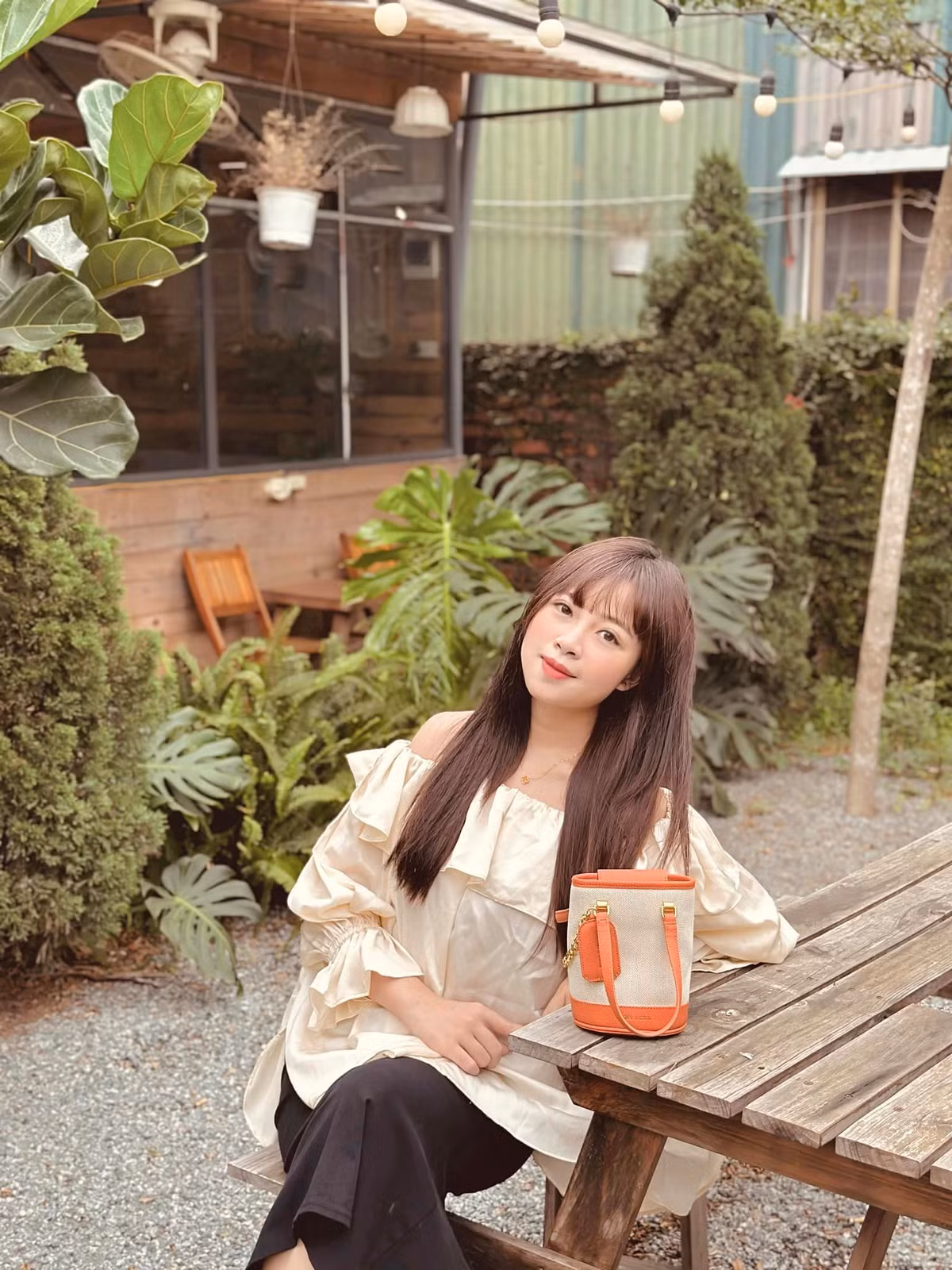 Vợ Phan Văn Đức thu hút mọi ánh nhìn dù diện trang phục đơn giản, tạo dáng không cầu kỳ.