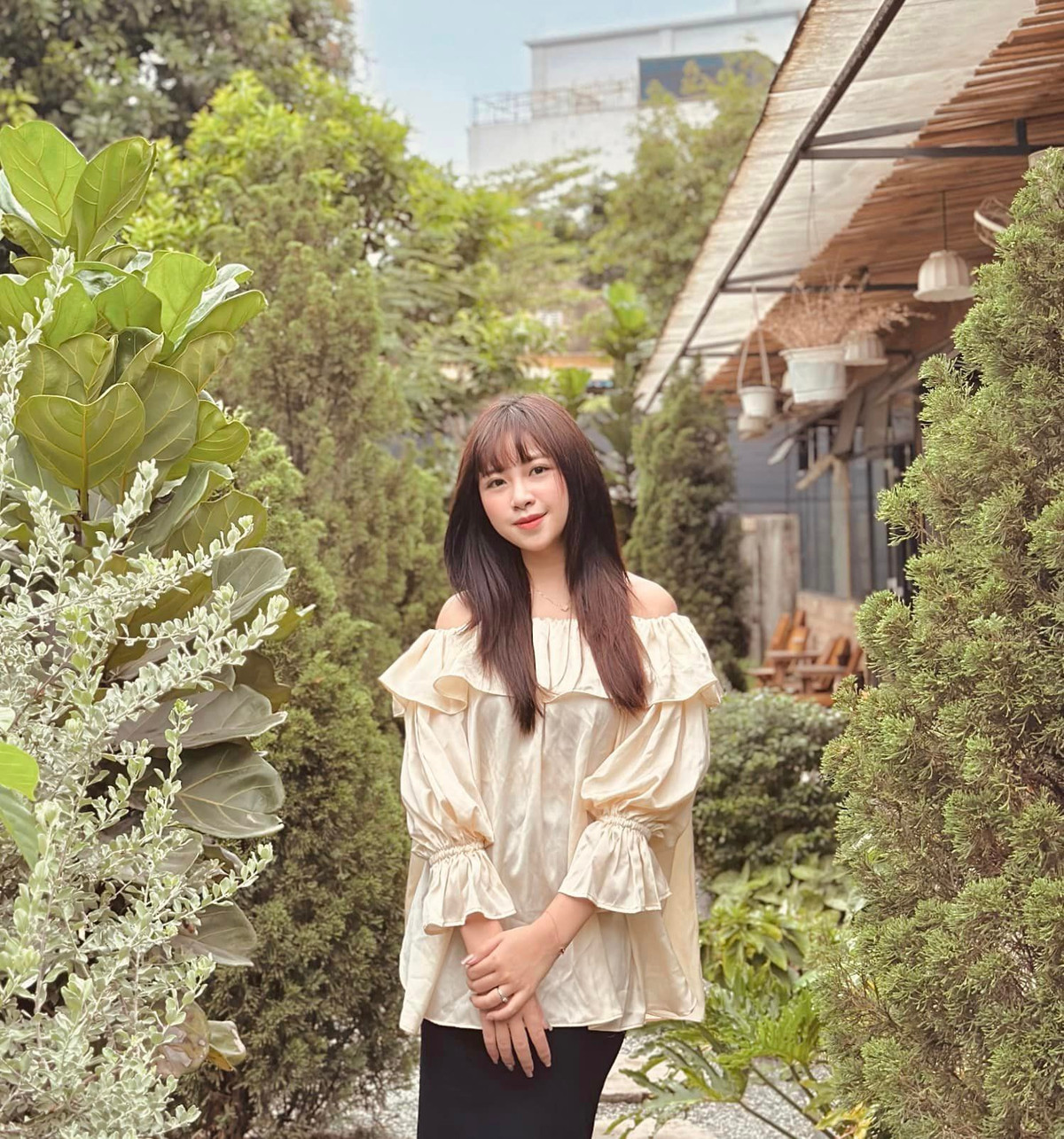 Qua loạt hình ảnh mới có thể thấy Võ Nhật Linh như trẻ ra chục tuổi, có lẽ do cô nàng để tóc mái bằng nên gương mặt càng trẻ trung hơn.