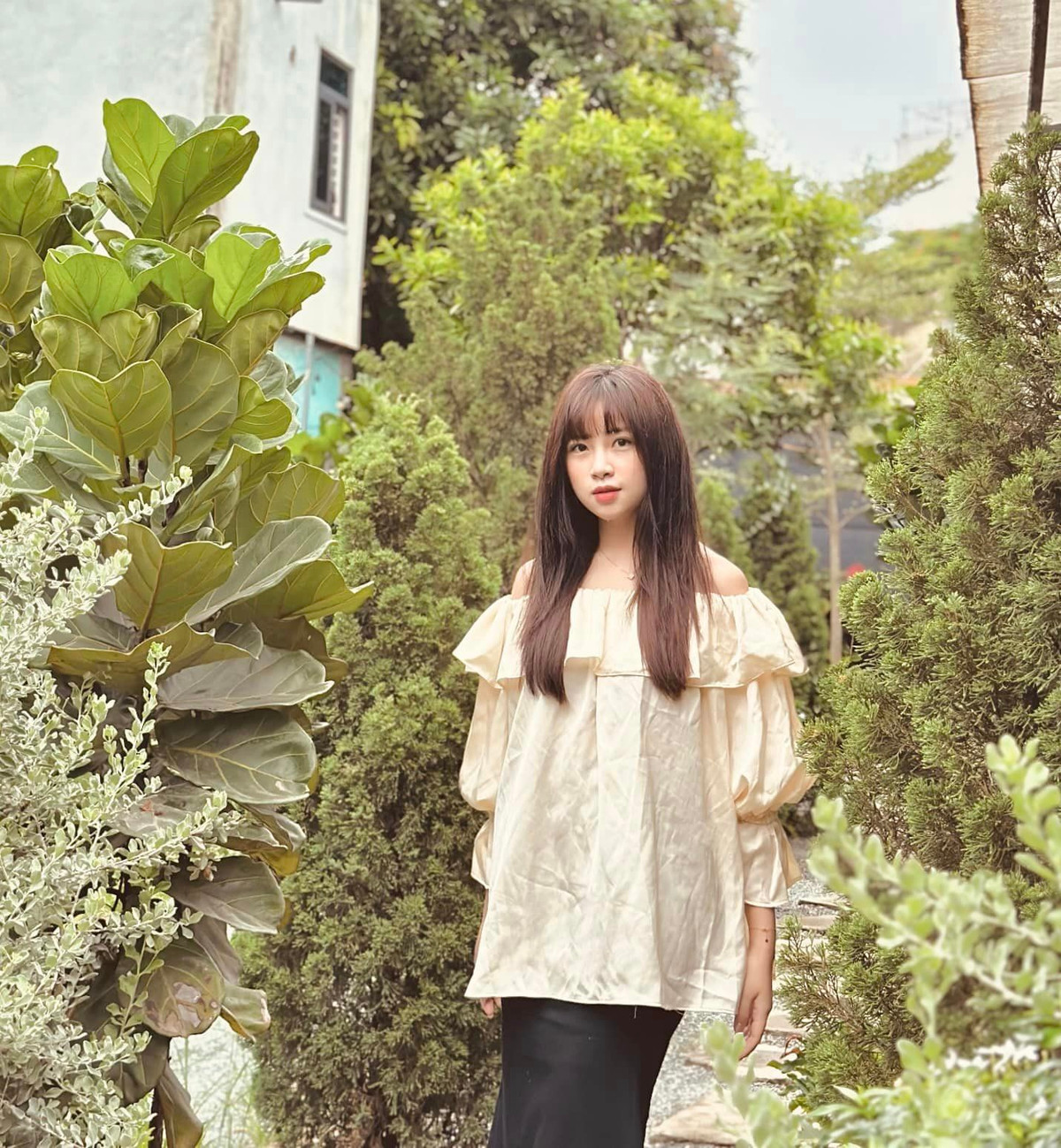 Hot girl xứ Nghệ được người hâm mộ nhận xét là "càng đẻ càng xinh".