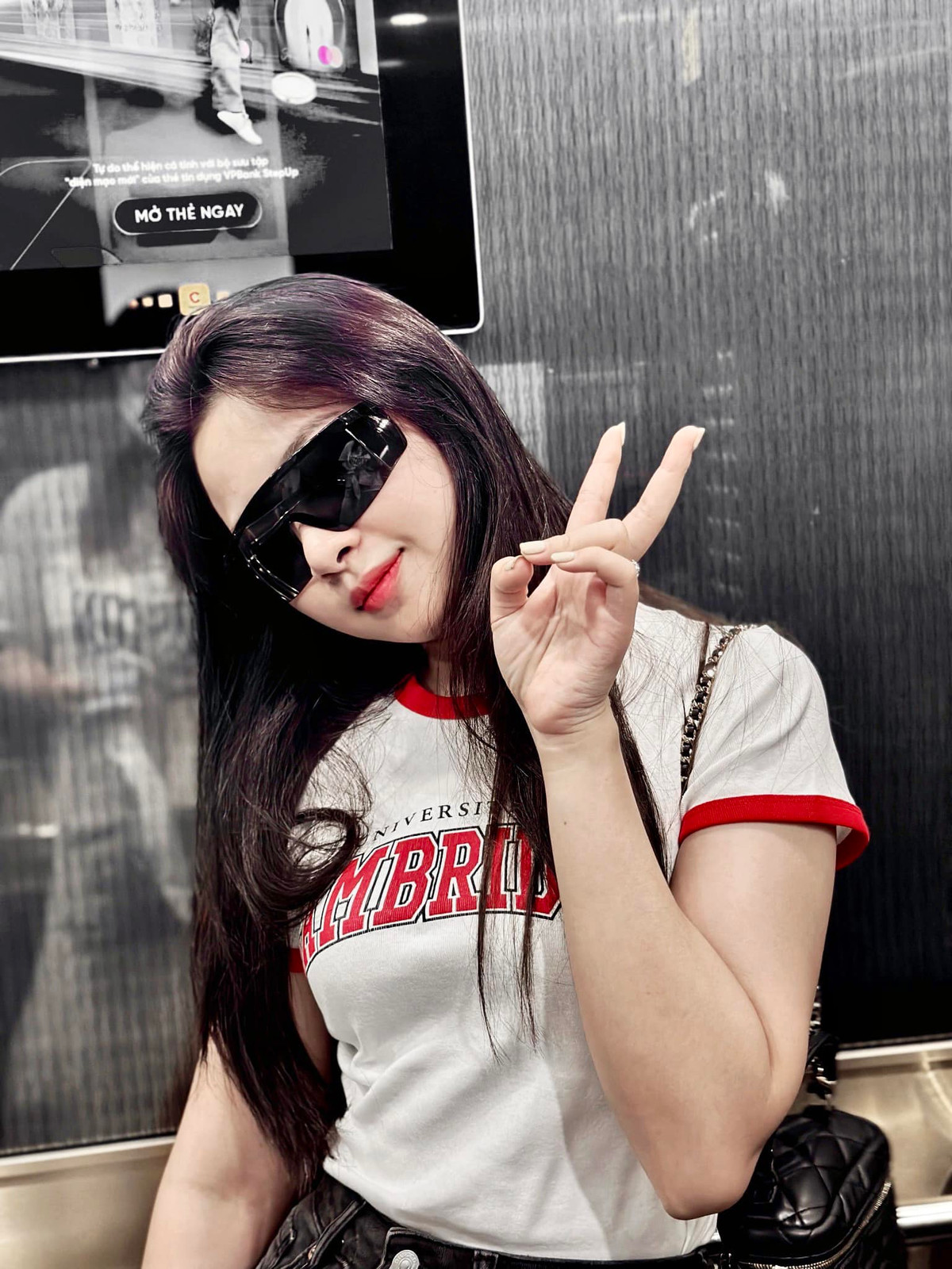 Cô từng nổi tiếng với hình ảnh cô giáo mầm non xinh đẹp, dễ thương.