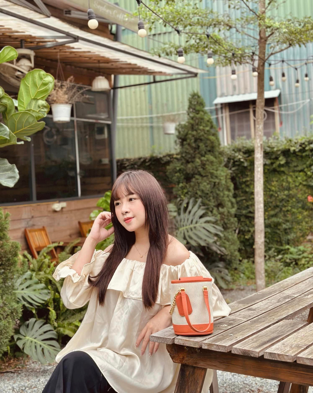 Mới đây, trên trang cá nhân, bà xã của tiền vệ Phan Văn Đức - Võ Nhật Linh đăng tải loạt ảnh khoe cắt tóc mái bằng đầy trẻ trung.