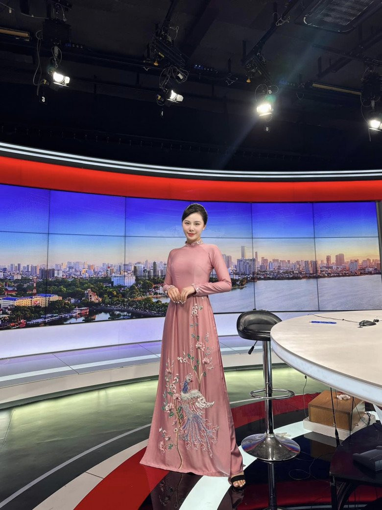 Mới đây, khán giả bất ngờ khi thấy cô nàng khoe ảnh xuất hiện trên bản tin thời sự Đài Truyền hình – Phát thanh Hà Nội. Nữ MC cho hay, cô đã thành công vượt qua 2 vòng tuyển chọn đầy căng thẳng và vỡ òa khi nhận được thông báo trúng tuyển vào Đài Hà Nội.