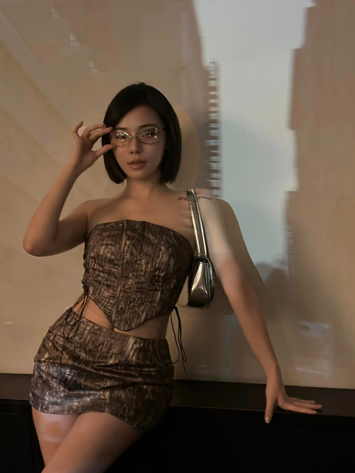 Chưa dừng lại ở đó, thần thái sang chảnh, khí chất ngút ngàn cũng giúp người đẹp trở nên ấn tượng trong từng khung hình.