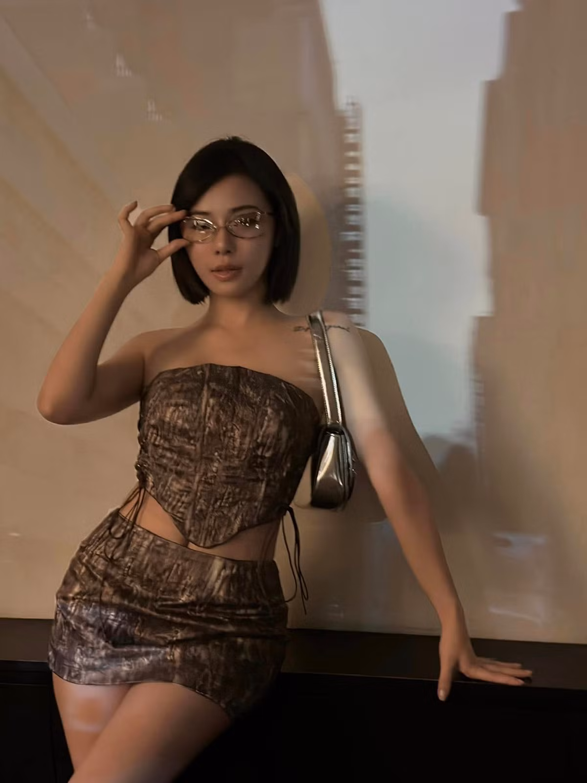 Chưa dừng lại ở đó, thần thái sang chảnh, khí chất ngút ngàn cũng giúp người đẹp trở nên ấn tượng trong từng khung hình.