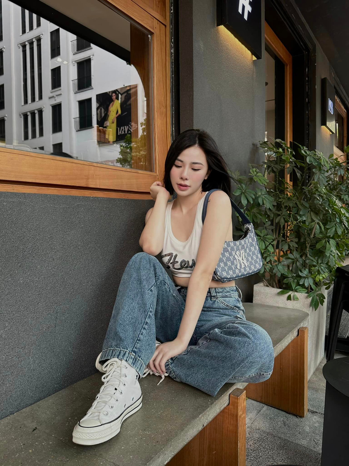 Theo đó, sống mũi cao vút, chiếc cằm Vline duyên dáng của cô được tôn lên triệt để với mái tóc ngắn cá tính.