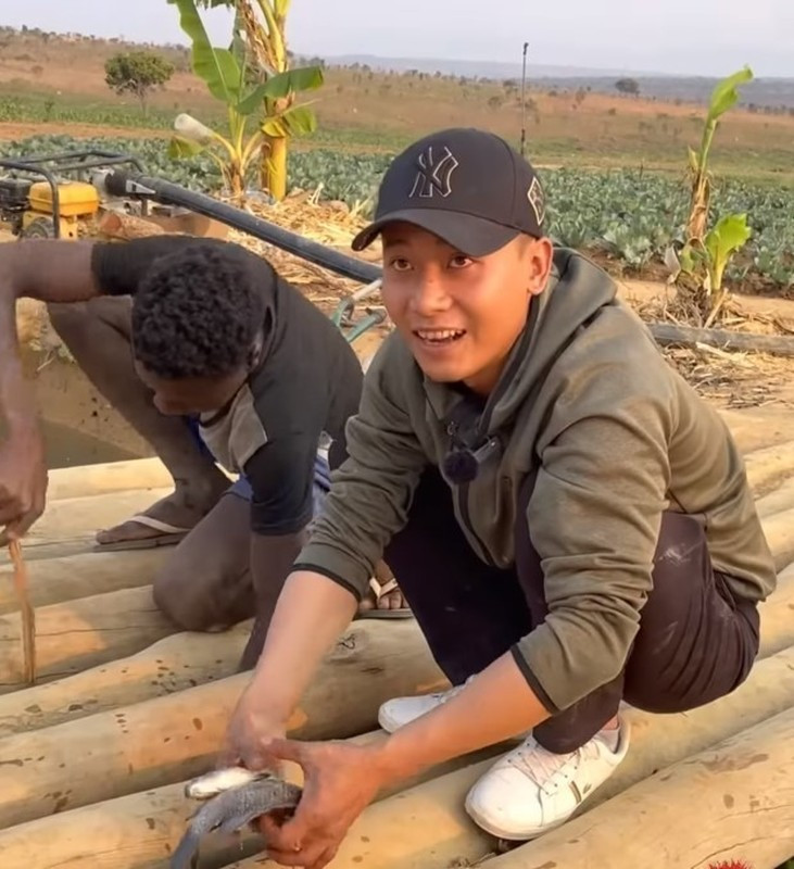 Ngoài năng lực kinh doanh, anh chàng còn được yêu mến bởi các hoạt động từ thiện và luôn giản dị, chân chất.