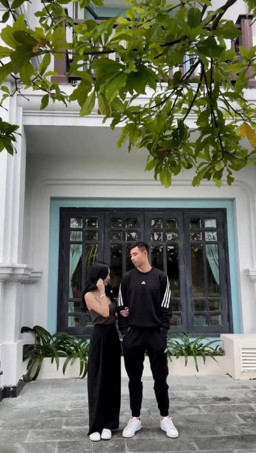 Mỗi khi hẹn hò, cặp đôi thường chụp ảnh check in tình tứ khoe lên mạng xã hội.