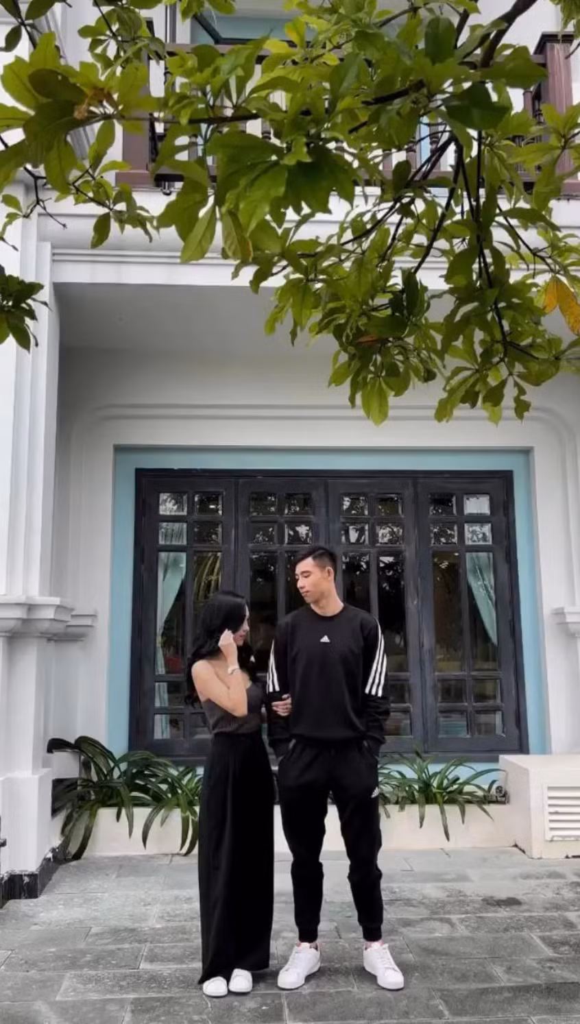 Mỗi khi hẹn hò, cặp đôi thường chụp ảnh check in tình tứ khoe lên mạng xã hội.