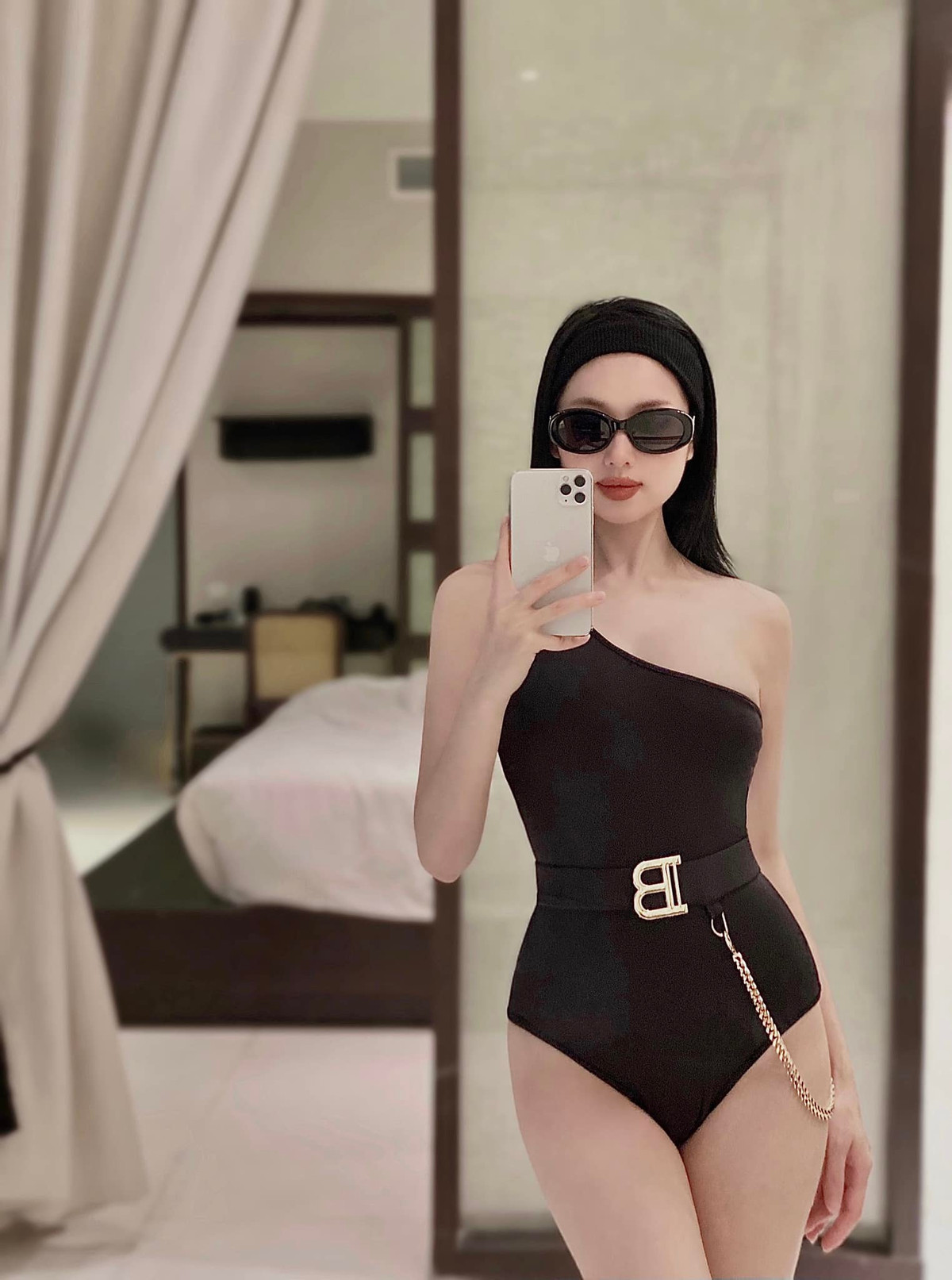 Chồng Tâm Tít là thiếu gia Ngọc Thành. Sau hơn 10 năm bên nhau, cựu hot girl và chồng doanh nhân vẫn "giữ được lửa" tình yêu và ngày càng mặn nồng.