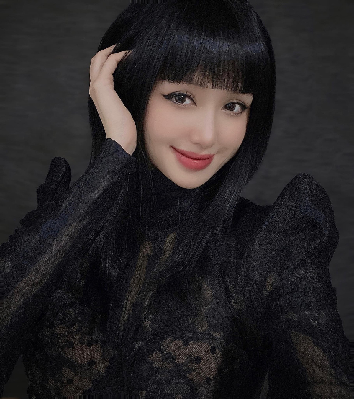 Tâm Tít chia sẻ, dù không còn hoạt động nghệ thuật, cô vẫn ý thức phải chăm chút ngoại hình để không trở thành người vợ, người mẹ xuề xoà, luộm thuộm.