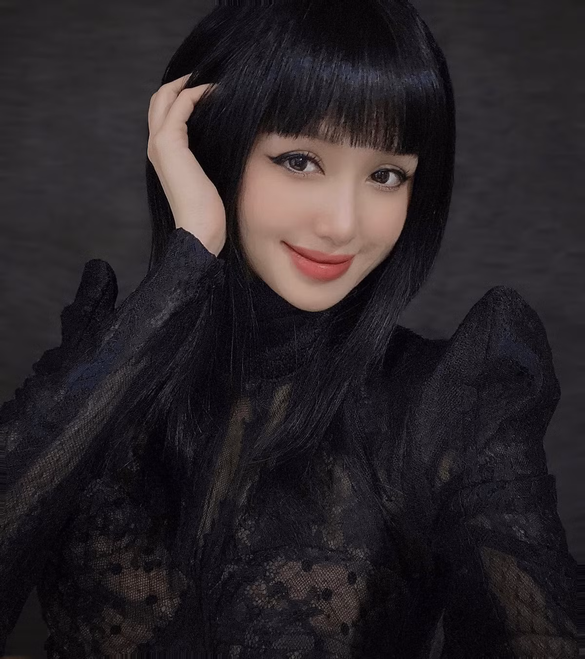 Tâm Tít chia sẻ, dù không còn hoạt động nghệ thuật, cô vẫn ý thức phải chăm chút ngoại hình để không trở thành người vợ, người mẹ xuề xoà, luộm thuộm.