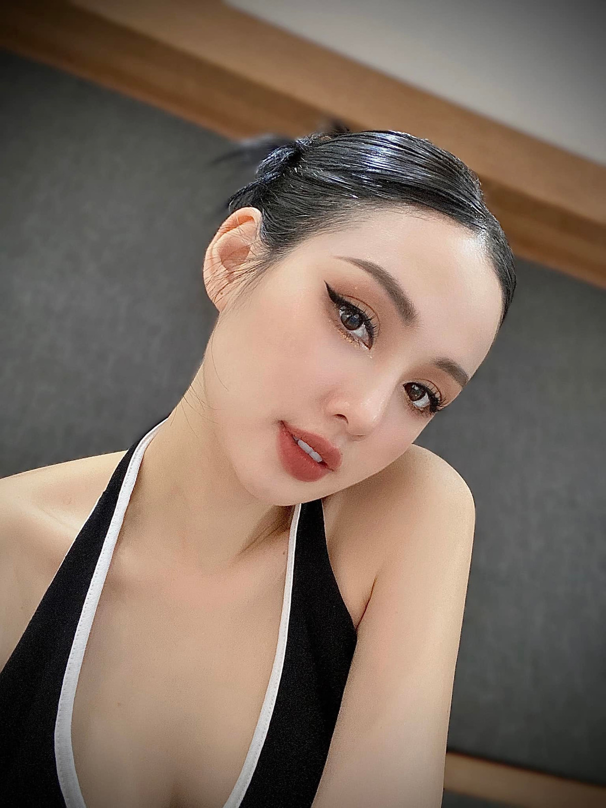 Người đẹp được nhận xét là ngày càng trẻ trung, xinh đẹp hơn cả thời son rỗi.