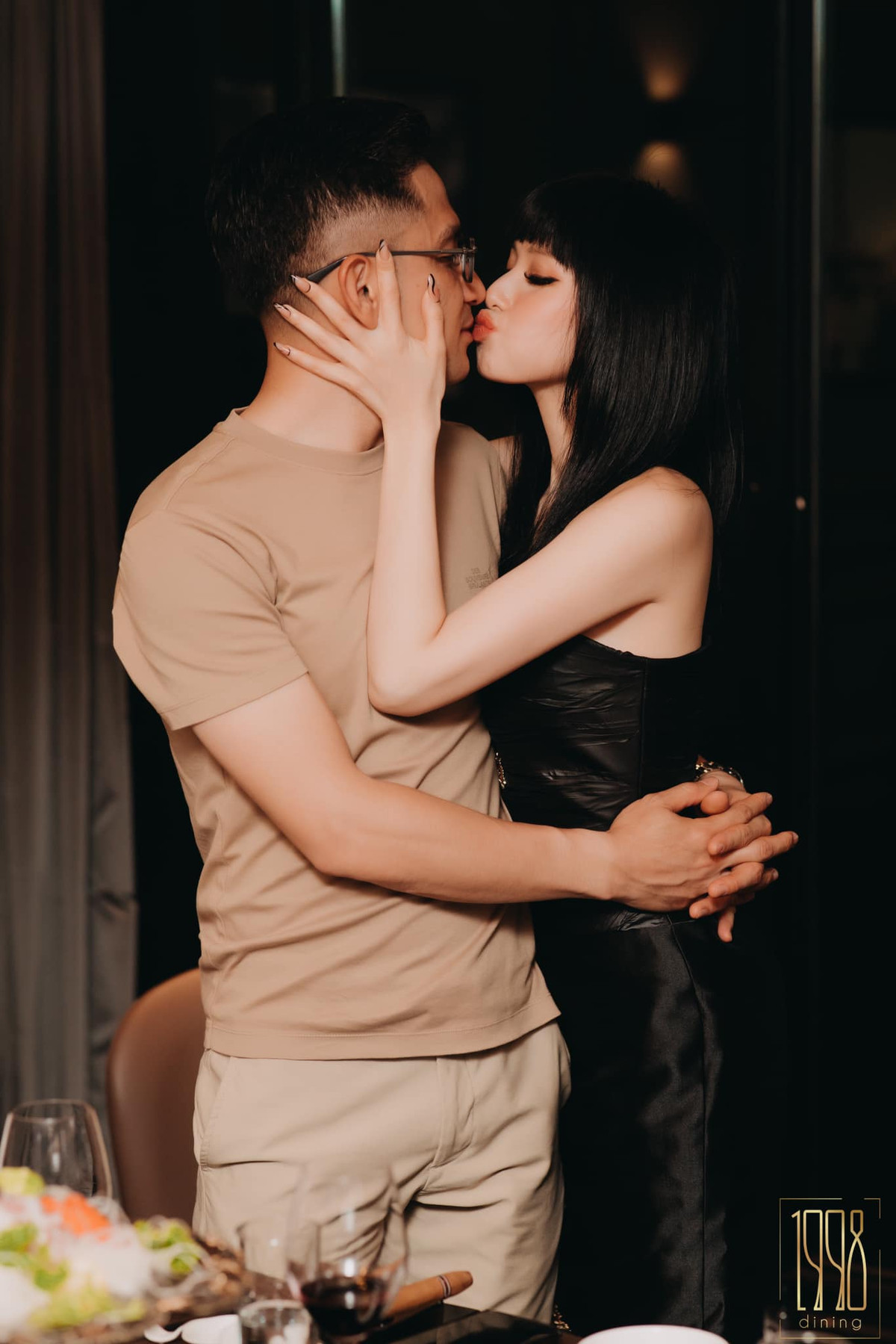 Trong loạt ảnh mới, Tâm Tít diện thiết kế đầm đen quyến rũ, sánh đôi bên ông xã. Cả hai trao nhau những cử chỉ thân mật, ngọt ngào.