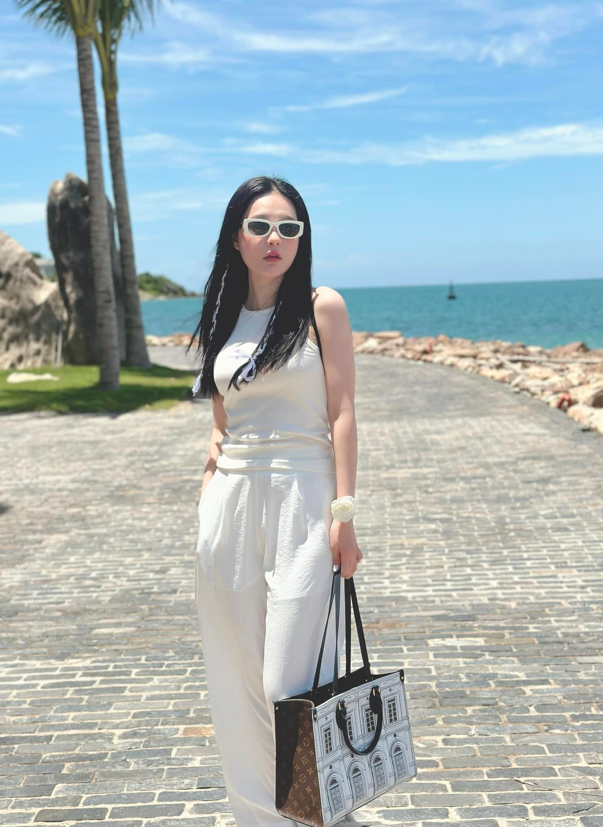 Ông xã của cô còn từng hé lộ, căn nhà cũ của gia đình giờ đây như thể biến thành nhà kho chứa đồ hiệu của gia đình, chiếm phần lớn trong số đó là đồ của Đoàn Di Băng.