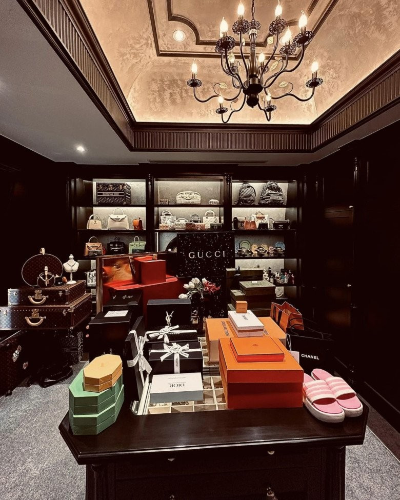 Đoàn Di Băng từng khoe một góc kho chứa túi xách hàng hiệu, tổng hợp mẫu mã của các thương hiệu xa xỉ hàng đầu như Hermes, Louis Vuitton, Dior...