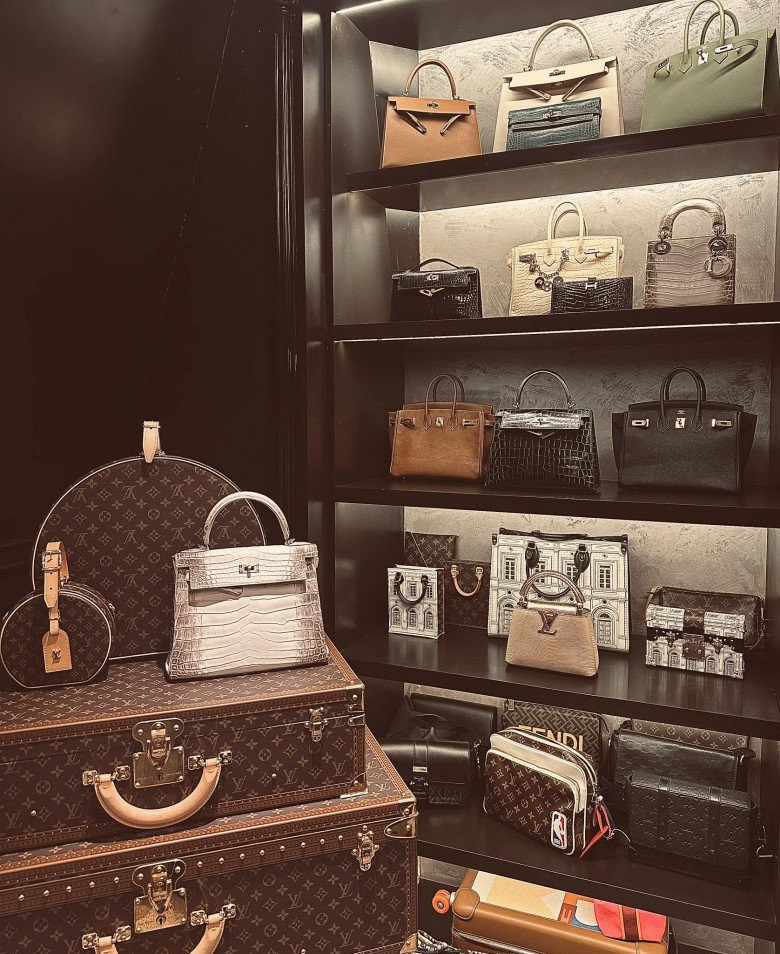 Cụ thể, vị doanh nhân đăng tải: "Vừa về tới nhà bả chửi anh tan nát. Lý do đi chơi mà quên bật máy lạnh ở nhà cho đàn cá sấu của bả mát. Anh đâu có sợ. Tới khi bả nói tụi nó có mệnh hệ gì tôi mua đàn mới lúc này anh mới sợ".