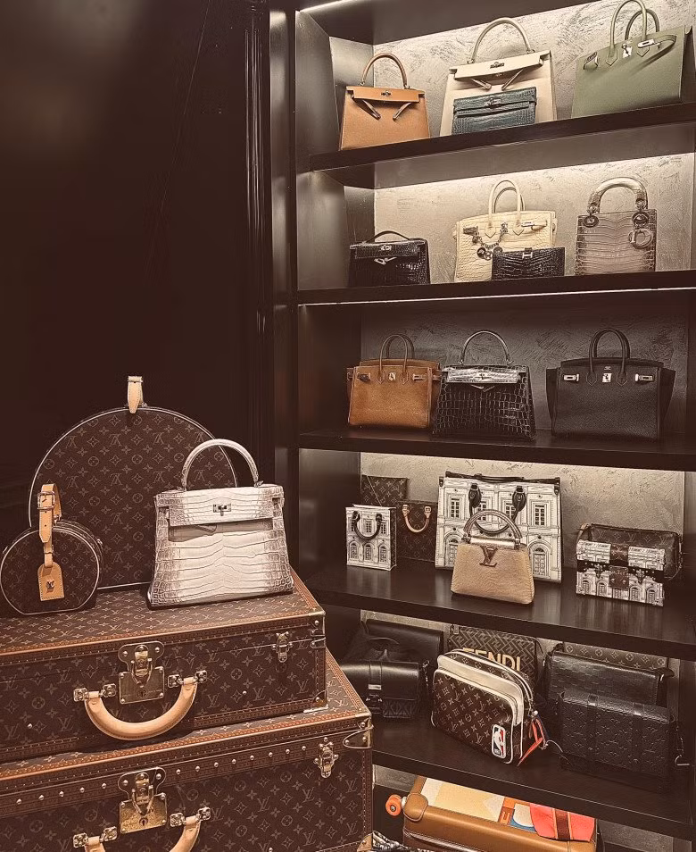 Cụ thể, vị doanh nhân đăng tải: "Vừa về tới nhà bả chửi anh tan nát. Lý do đi chơi mà quên bật máy lạnh ở nhà cho đàn cá sấu của bả mát. Anh đâu có sợ. Tới khi bả nói tụi nó có mệnh hệ gì tôi mua đàn mới lúc này anh mới sợ".