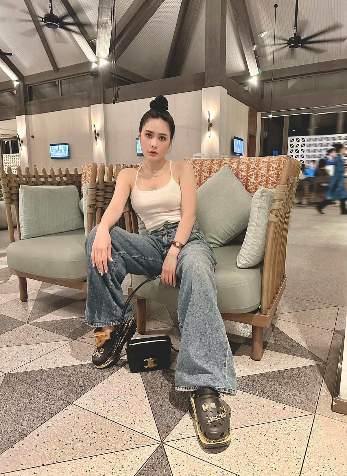 Người đẹp rất tự hào với căn phòng trưng bày của mình mà nhiều lần tạo dáng đăng Facebook.