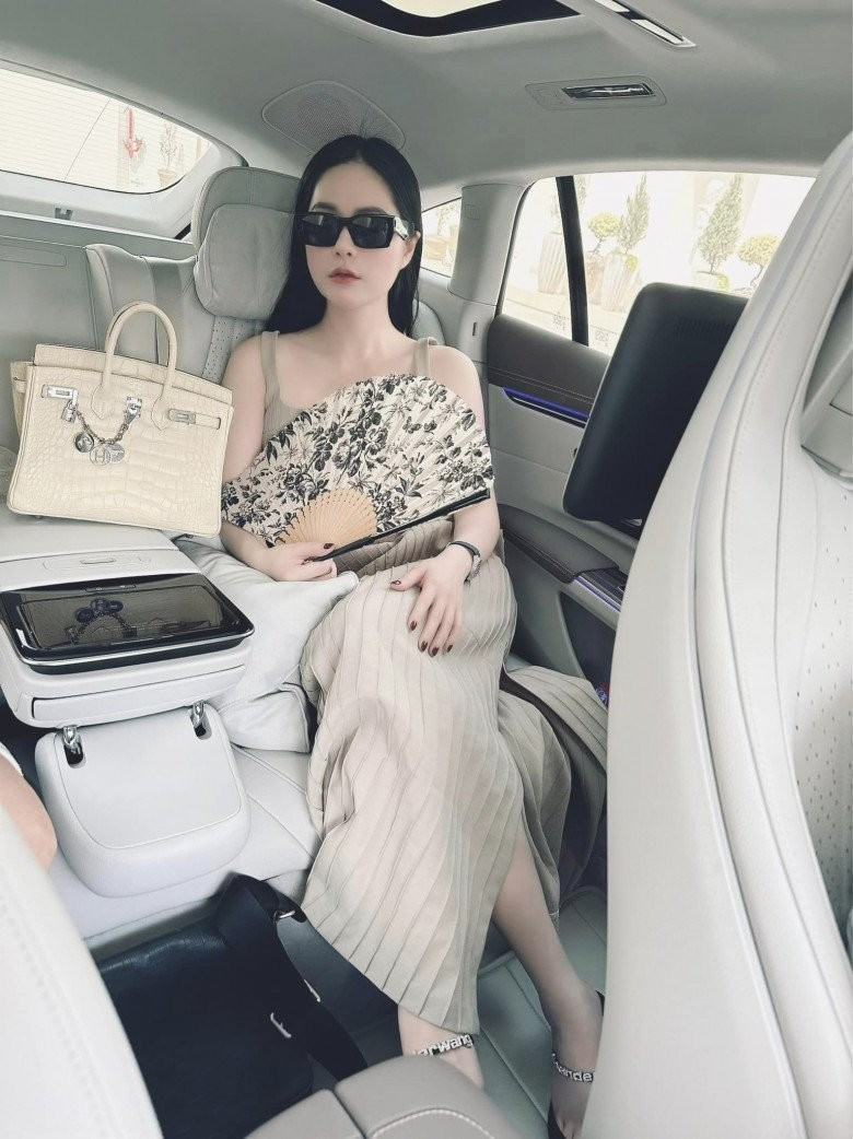 Những mẫu túi hiệu mới đều được nữ đại gia tậu về nhanh nhất có thể. Hãng túi cô sở hữu như Dior, Louis Vuitton, Hermes...