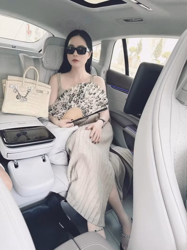 Những mẫu túi hiệu mới đều được nữ đại gia tậu về nhanh nhất có thể. Hãng túi cô sở hữu như Dior, Louis Vuitton, Hermes...