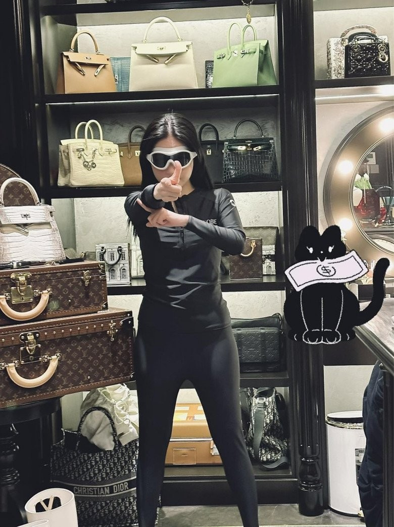 Căn phòng nguy nga, tráng lệ này cũng chỉ là 1 phần trong BST hàng hiệu của nữ đại gia này.