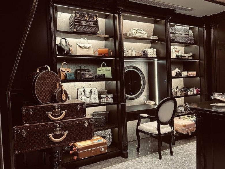 Để bảo quản những chiếc túi hàng hiệu đắt đỏ này, Đoàn Di Băng còn luôn bật điều hoà trong phòng để đảm bảo nhiệt độ phù hợp. Vậy nên qua dòng trạng thái của doanh nhân Quốc Vũ đã hé lộ về thú chơi hàng hiệu xa xỉ của Di Băng.