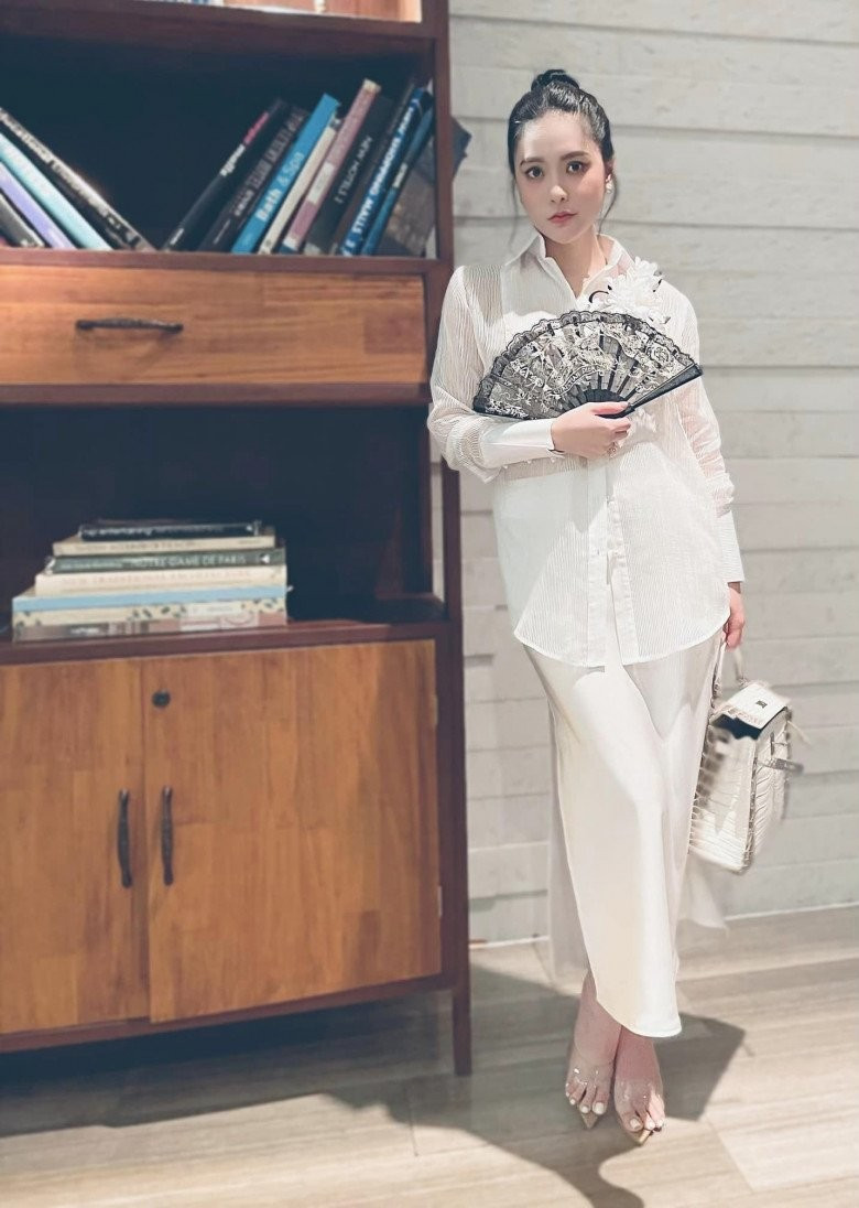 Cứ mỗi dịp đặc biệt như sinh nhật, kỉ niệm ngày cưới hay ra nước ngoài chơi... Đoàn Di Băng luôn được tặng hoặc mua những chiếc túi xách hàng hiệu.