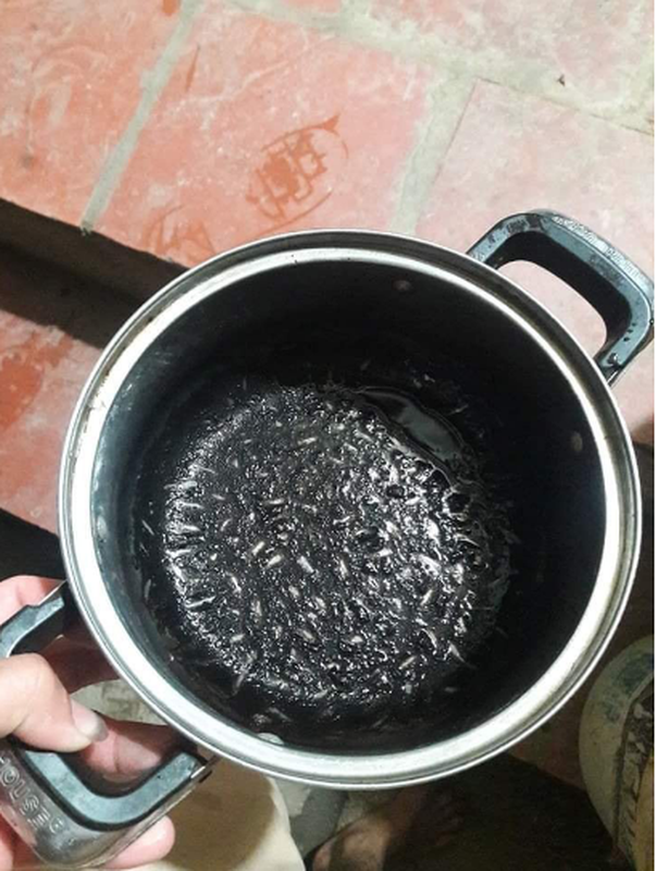 Chỉ sau những phút giây lơ đễnh, nồi chè đậu đỏ đã trở thành nồi chè bóng đêm, đăng lên Facebook khiến netizen dù thương nhưng cũng chẳng nhịn nổi cười.