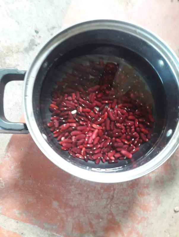 Hình ảnh nồi chè "bóng đêm" chứa chan niềm đau và nước mắt của khổ chủ khiến netizen không nhịn nổi cười.