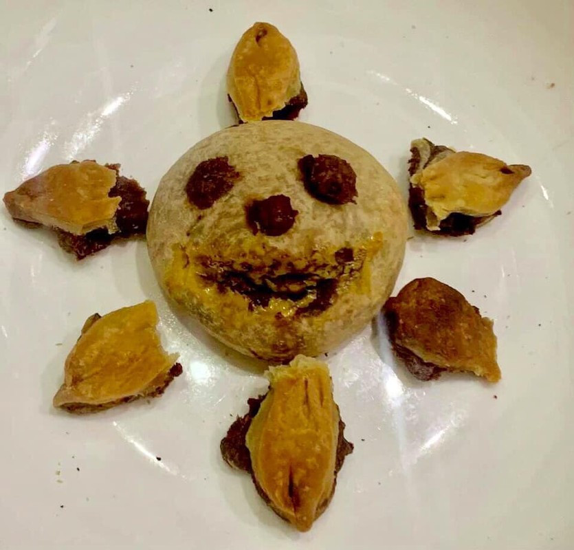 Chiếc bánh đậu đỏ nhanh chóng trở thành chiếc bánh kinh dị như ngày Halloween. Ảnh: Tổng hợp Facebook