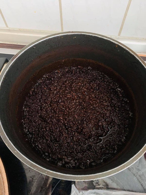 Trên MXH không ít chị em hội ghét bếp khoe thành phẩm nấu chè đậu đỏ thảm họa ai nhìn cũng chỉ cười ra nước mắt.