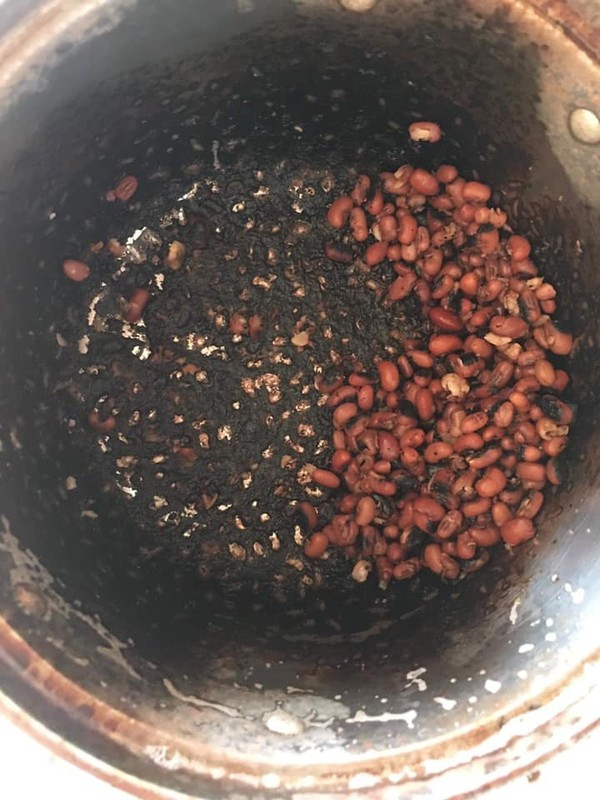 Chưa biết tính hiệu nghiệm của nó có như lời đồn hay không, thế nhưng trên MXH đã xuất hiện nhiều bát chè đậu đỏ thảm họa đến từ các cô gái vụng về.