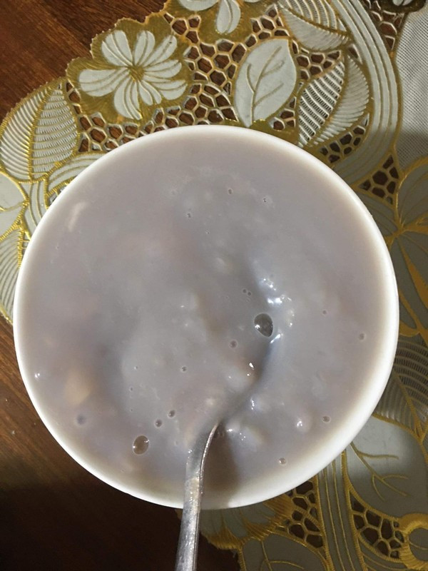 Một cô gái trổ tài làm sữa đậu đỏ ăn chống ế ngày Thất Tịch nhưng thành phẩm không khác gì cháo.