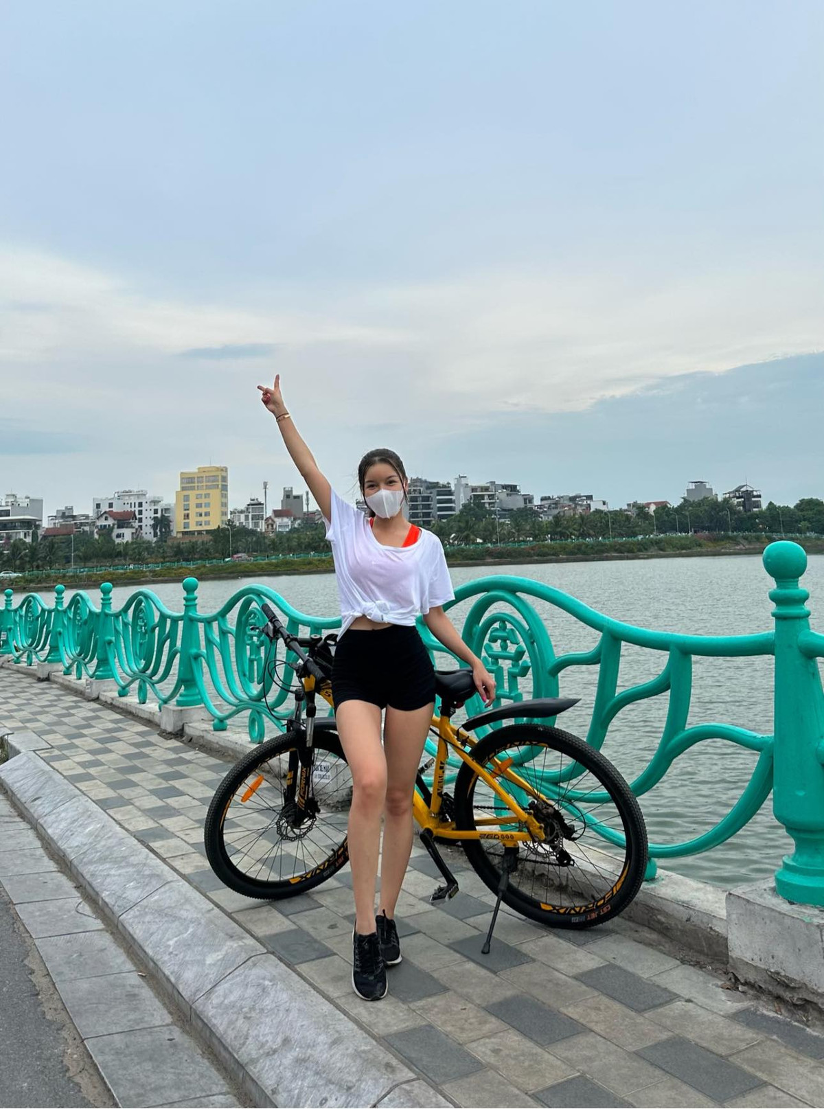 Trong các chuyến đi thi đấu của Văn Lâm, bạn gái luôn đi theo để cổ vũ anh thi đấu.