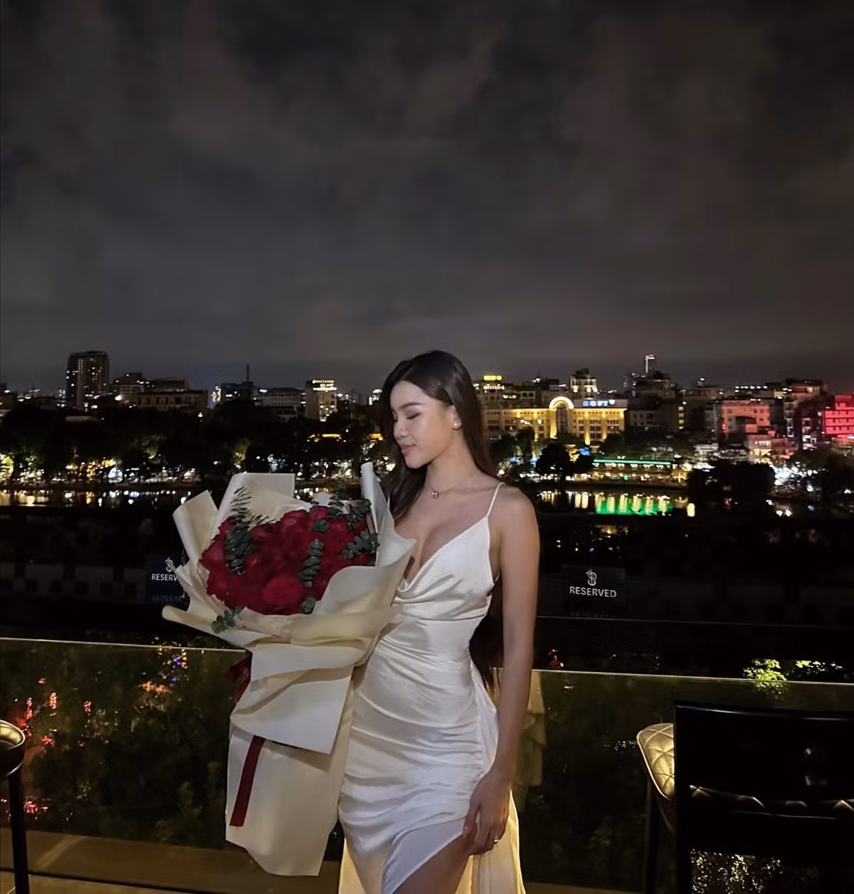 Mới đây, bạn gái Đặng Văn Lâm đăng ảnh đón tuổi mới và viết: "Chào mừng tuổi 32 với thật nhiều hạnh phúc và may mắn. Cám ơn tất cả những lời chúc của mọi người". Kèm theo đó là khoảnh khắc dùng bữa tối lãng mạn với người yêu.