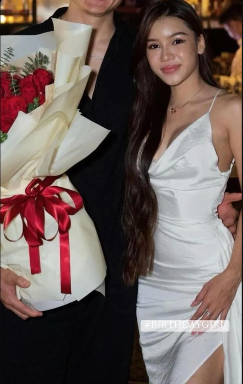 Trong ngày sinh nhật, Đặng Văn Lâm tặng bạn gái một bó hoa hồng và chiếc túi xách mini của thương hiệu LV, trị giá khoảng hơn 80 triệu đồng. Bên cạnh đó, Yến Xuân còn nhận được hoa và quà từ bố mẹ và các em của thủ thành Việt kiều.