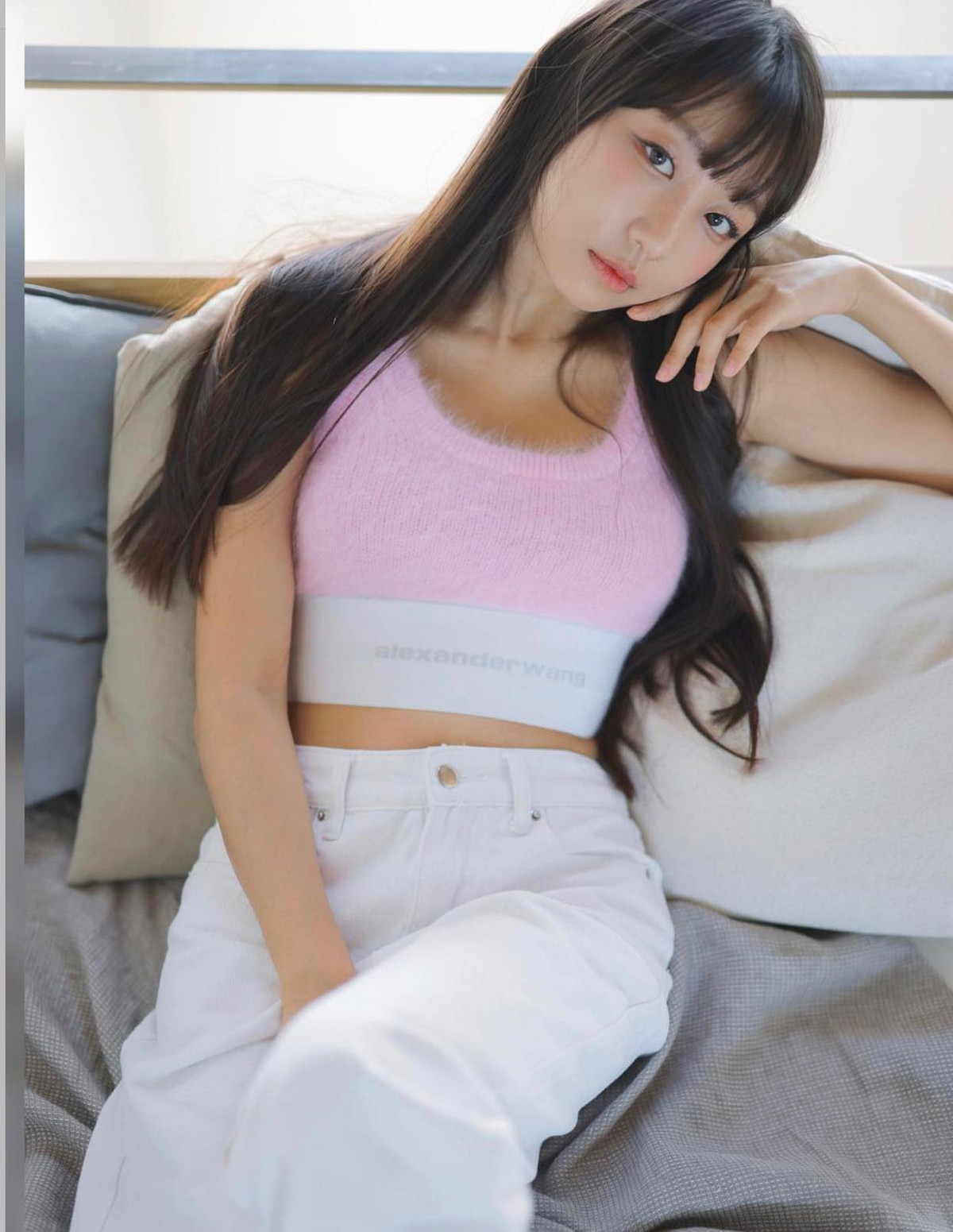 Mức độ nổi tiếng của người đẹp được đánh giá rất cao, cô nàng thường xuyên được mời xuất hiện trên tạp chí đình đám ở Hàn và được ca ngợi là "quá gợi cảm".