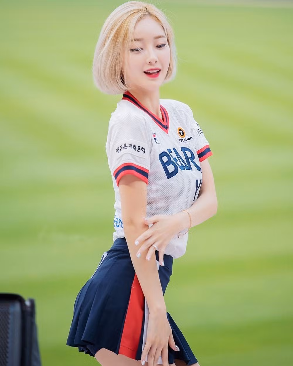 Trước đó, cô nàng đã nổi tiếng trên mạng xã hội nhờ vào loạt hình ảnh, clip tham gia cổ vũ trong các trận đấu bóng chày.