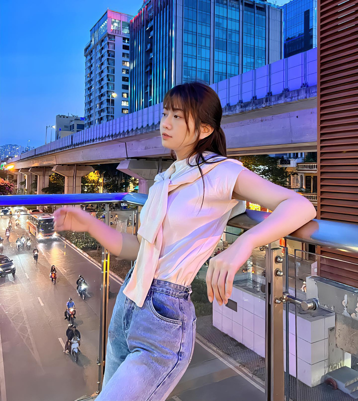 Lê Bống từng nổi tiếng với biệt danh hot girl phòng gym. Năm xưa, cô thường gây sốt cõi mạng với những màn trưng diện show số đo 3 vòng chuẩn đét 96 – 59 – 96cm.