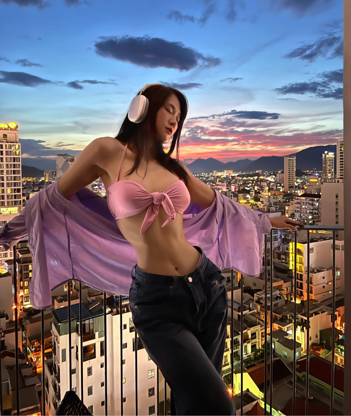 Trên Instagram những hình ảnh gợi cảm của Lê Bống cũng được tiết chế hơn.