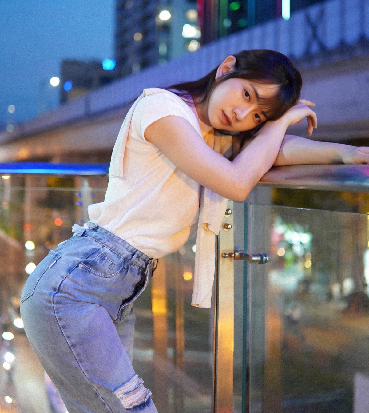 Lý giải về việc thay đổi phong cách, Lê Bống cho biết, cô đã tiếp thu và muốn thay đổi để phù hợp hơn với hình ảnh của một người đẹp nhân ái.