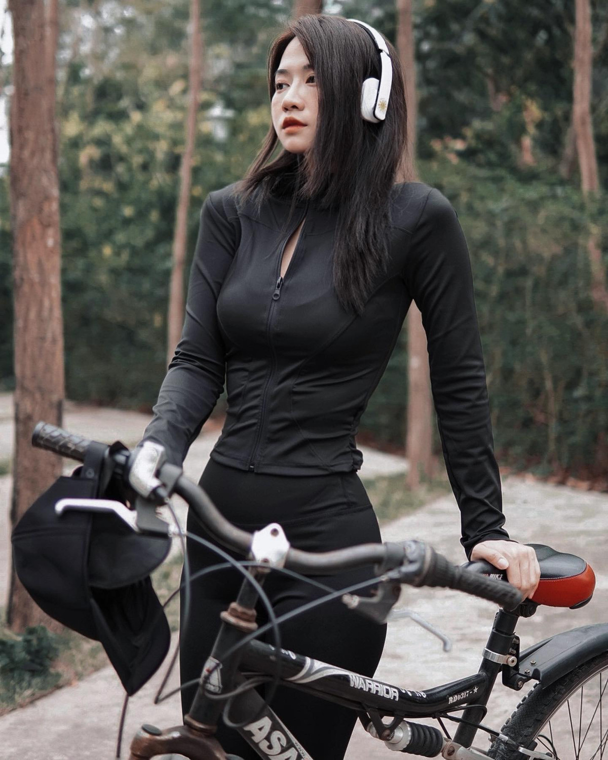 Hình thể có chút thay đổi nhưng vòng eo là điểm vàng cơ thể của nữ MC vẫn giữ nguyên. Cô nàng vì vậy nổi bần bật với các phong cách ôm sát. Ảnh: FBNV