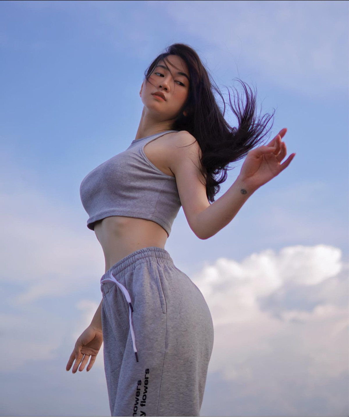 Lên sóng truyền hình kín đáo, thanh lịch là vậy nhưng khi tham gia các sự kiện âm nhạc, hay đời thường Lê Bống vẫn có sở thích diện trang phục tôn dáng.