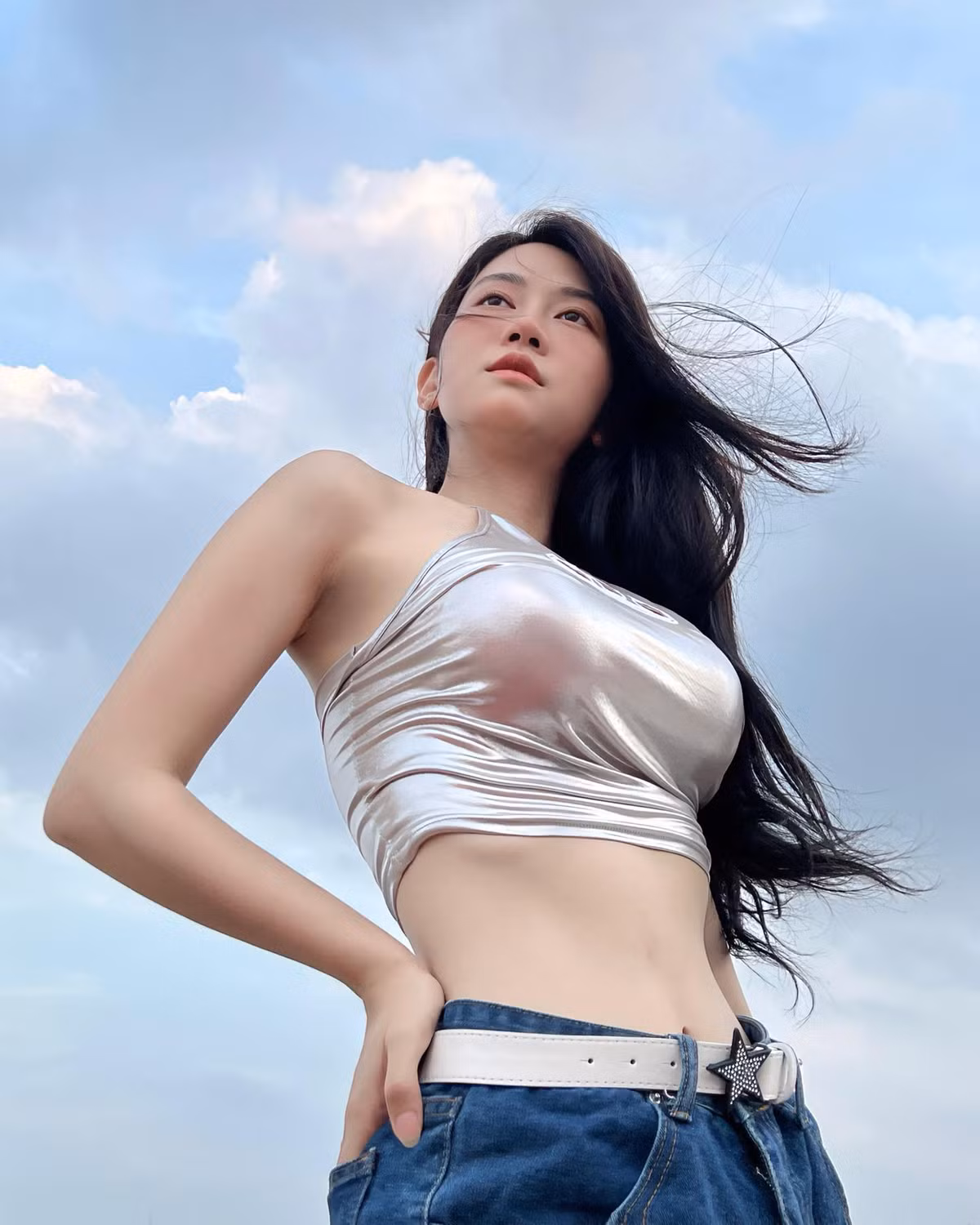 Lê Bống cũng dần nhận được cảm tình của cư dân mạng khi thay đổi gu thời trang với những bộ đồ kín đáo.