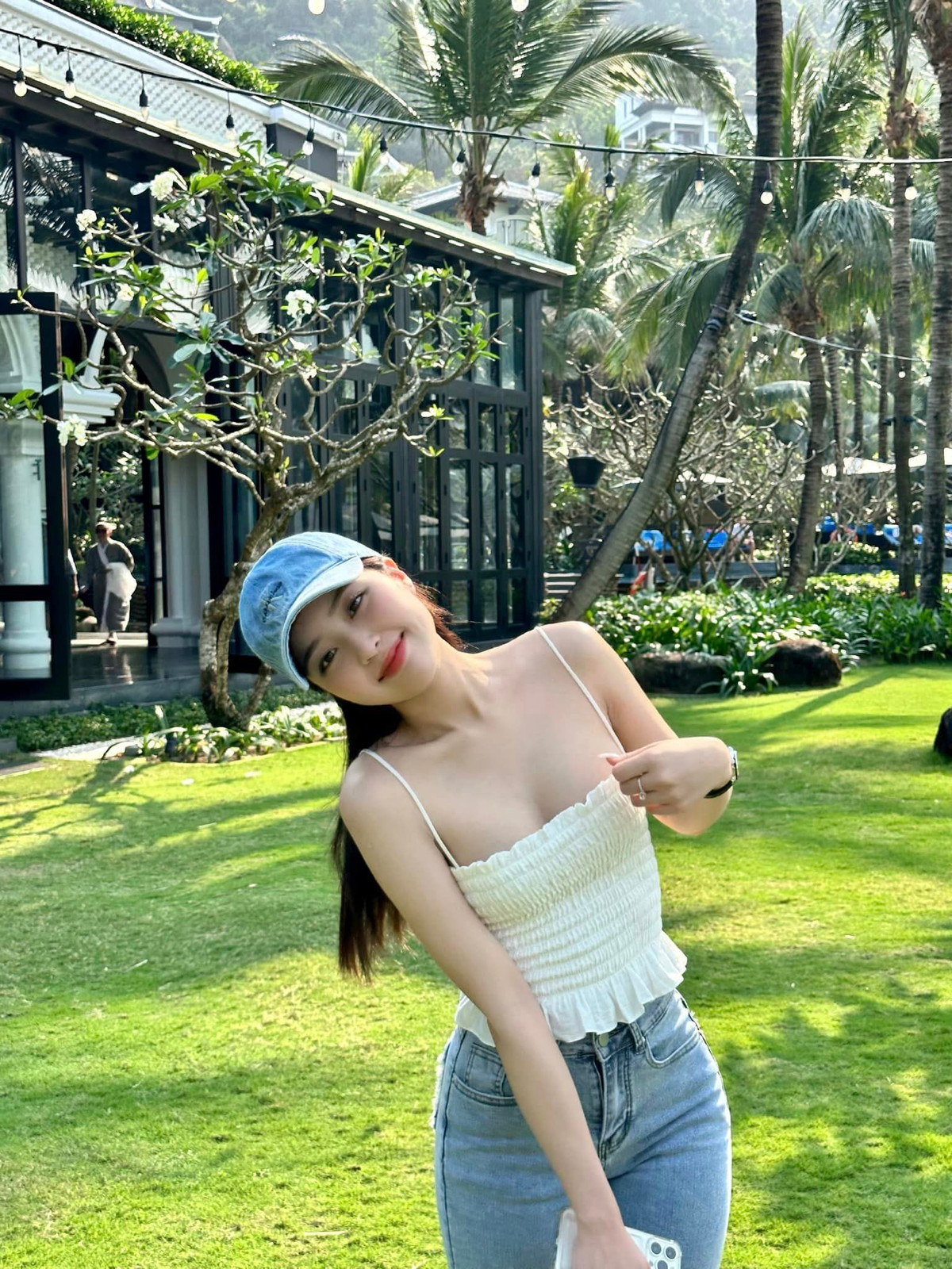 Cô nàng theo đuổi phong cách gợi cảm, thường chia sẻ những shoot hình gợi cảm trên mạng xã hội và nhận được lượt tương tác cực lớn.